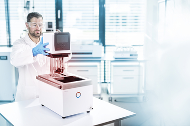 Ein Mann wechselt den Kontrollkopf eines LAUDA Universa Badthermostaten.